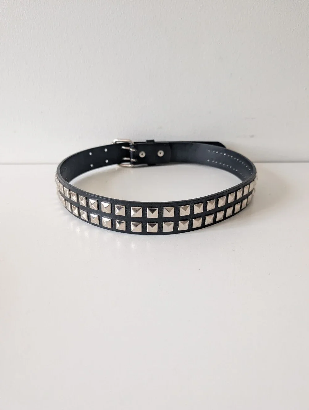 Hot Topic women's Black Leather Studded Pyramid Punk Belt (M)